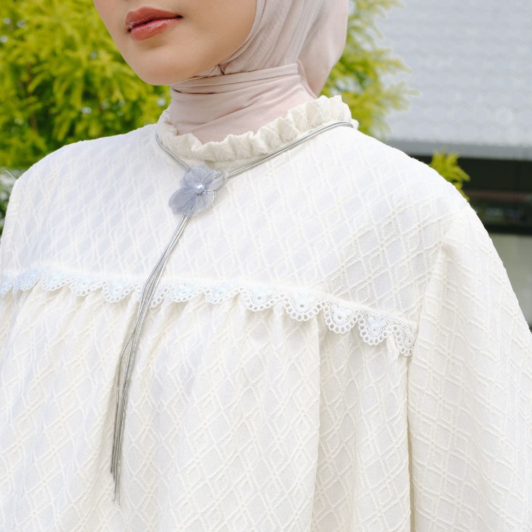 Image of Eclemix Top Orlina blouse tumpuk aksen renda dipakai model