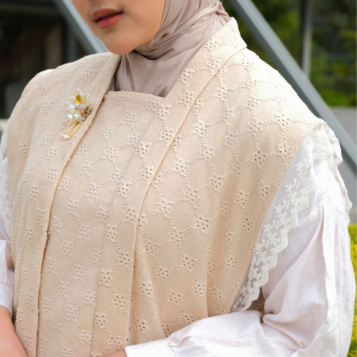 Image of Eclemix Atasan Tanpa Lengan | Outer Roona | Luaran Embroidery Desain Kutu Baru