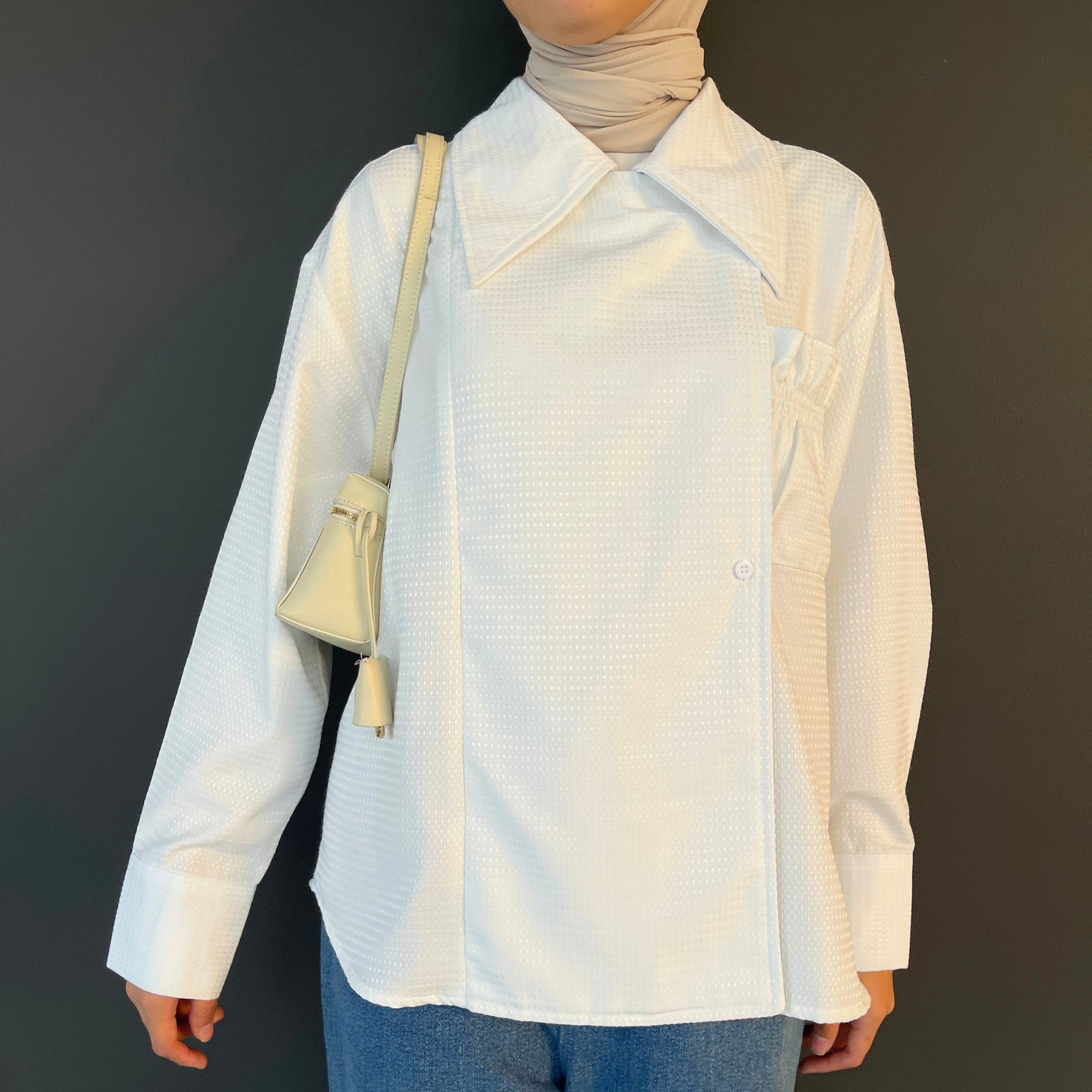 Image of Eclemix Top Volumi | Oversized Cotton Blazer Shirt with Smocked Pocket | Kemeja Wanita Saku Kerut