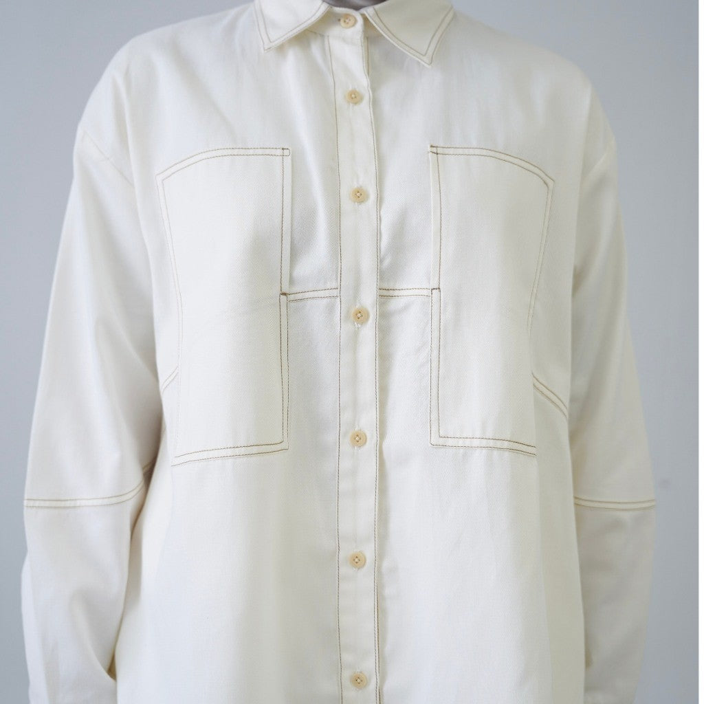 Image of Eclemix Zoe Shirt kemeja denim wanita oversized dipakai model