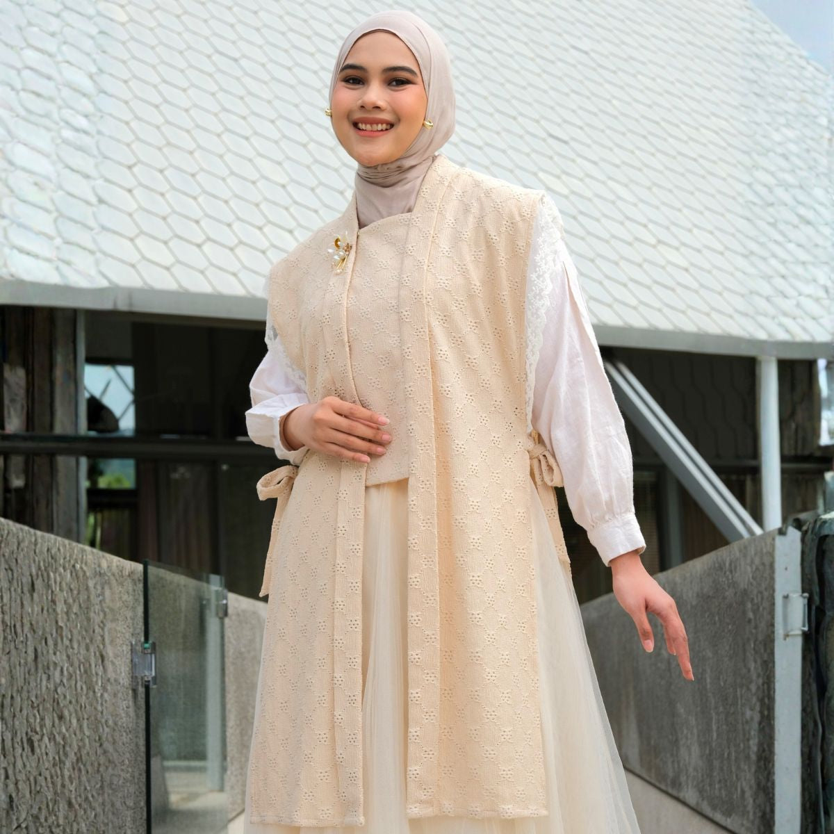 Image of Eclemix Atasan Tanpa Lengan | Outer Roona | Luaran Embroidery Desain Kutu Baru