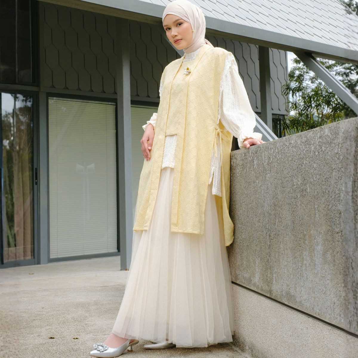 Image of Eclemix Atasan Tanpa Lengan | Outer Roona | Luaran Embroidery Desain Kutu Baru